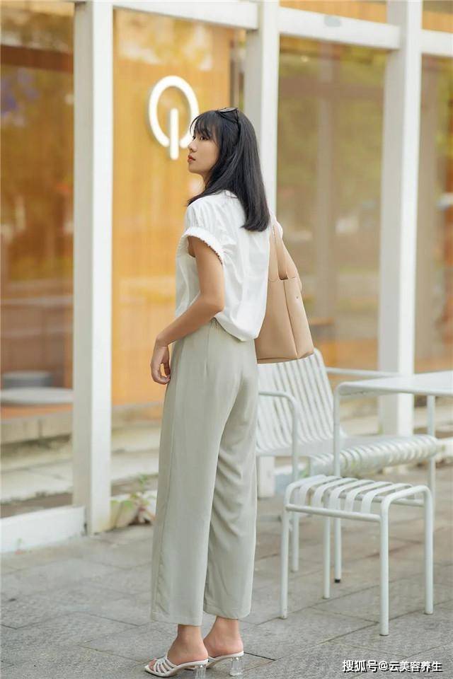 身材 这个初秋除了小裙子外，还有知性耐看的裤装，休闲百搭让人偏爱