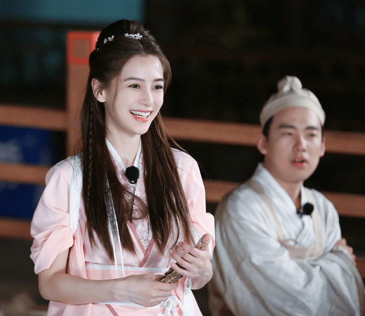 文化 baby第一次尝试汉服，全网都盯着她的鞋子，汉服粉：不会就别穿