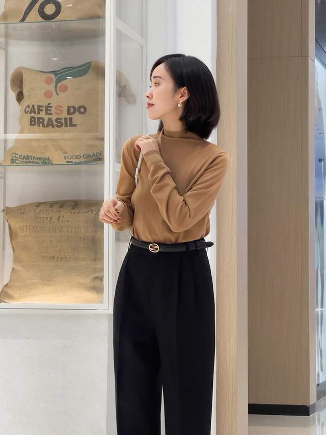 显得 今年流行“奶奶裤”，搭配上针织毛衣开衫，微胖女生上身高级显瘦