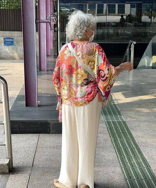 上海 广州65岁奶奶多时髦？把老年花衬衫穿出高级感，体现南方人的优雅