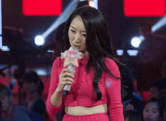 瞬间达到 杨钰莹忘了自己年龄，50岁还敢挑战露腰装，挤不出赘肉才是真本事