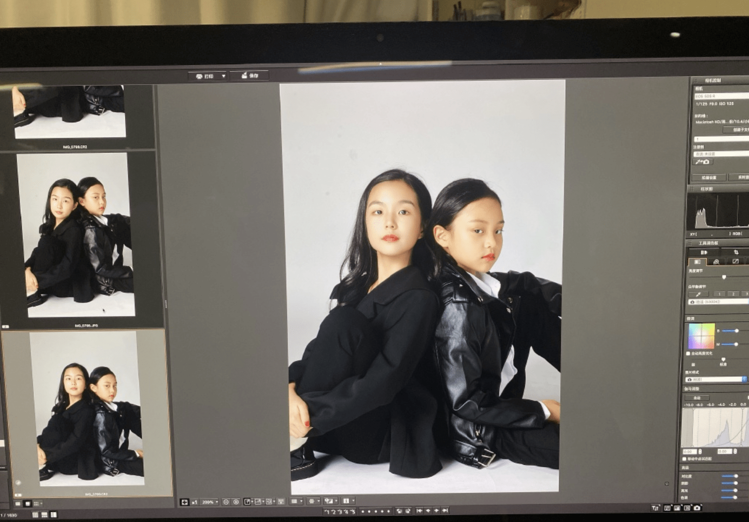 贾乃亮8岁甜馨和好友拍写真，贴头皮发型配皮衣又美又飒，镜头表现力强