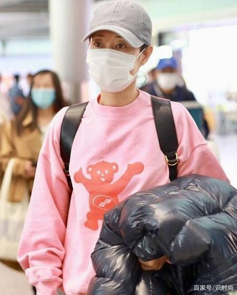 设计 45岁刘敏涛的身材真好，穿宽松喇叭裤现身机场，也难遮纤细长腿