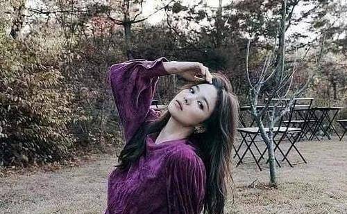 休闲风 宋慧乔是吃了防腐剂吗？简单穿大衣配连衣裙，比25岁时还要美