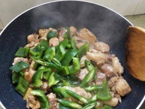 做小炒鸡肉，到底要不要焯水？多数人做错，难怪鸡肉发柴腥味重