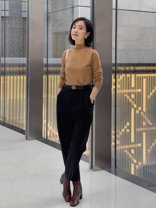 显得 今年流行“奶奶裤”，搭配上针织毛衣开衫，微胖女生上身高级显瘦