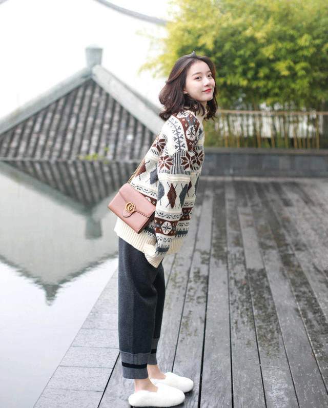 显得 今年流行“奶奶裤”，搭配上针织毛衣开衫，微胖女生上身高级显瘦