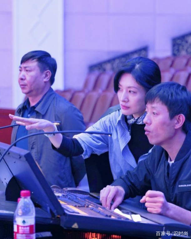 感觉 周涛不愧是央视主持人，衬衫搭配丝巾干练飒爽，更像是气质女强人