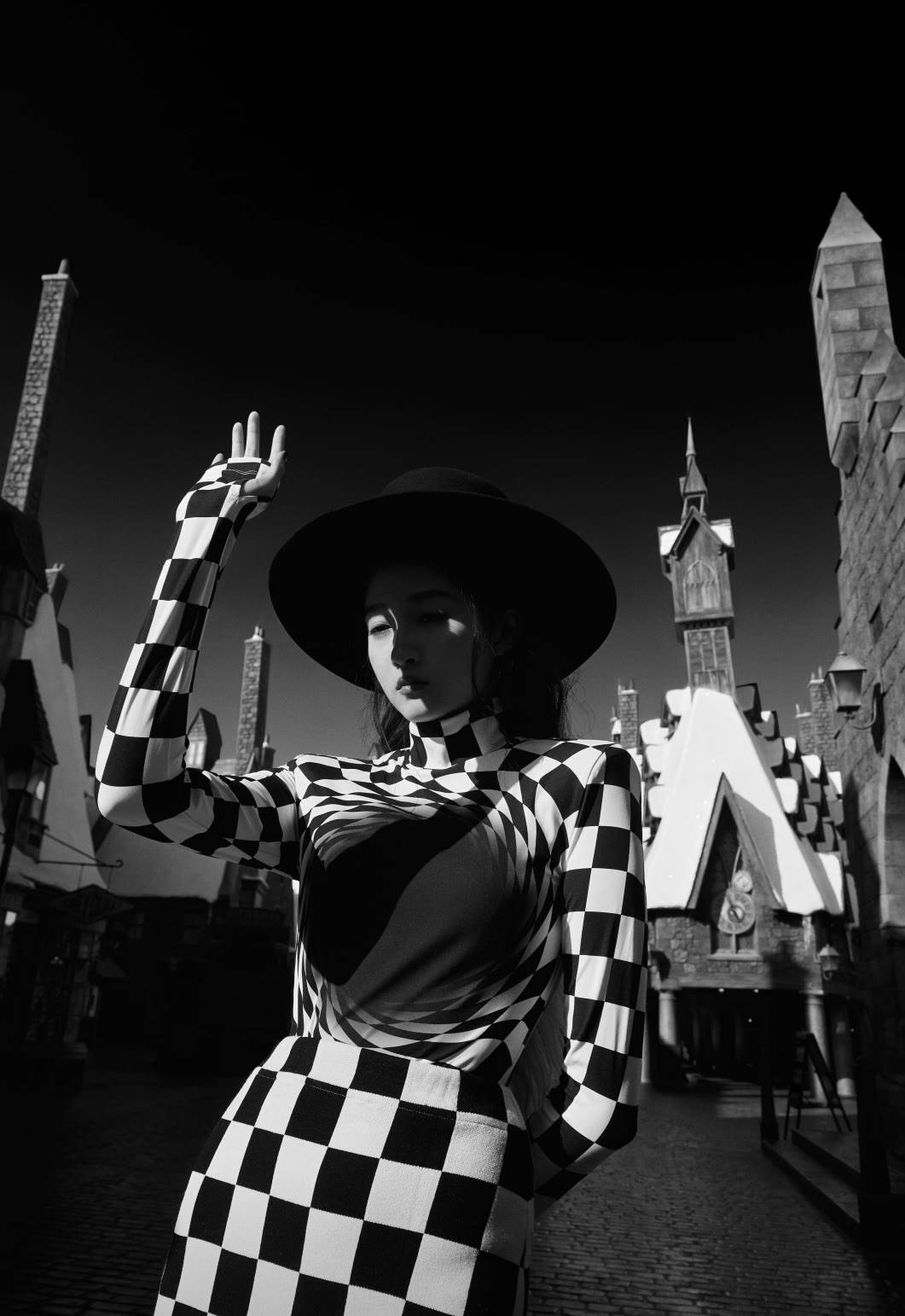 设计 关晓彤拍魔法大片，穿黑白格纹裙秀腰臀比，1米73身材比例太优越