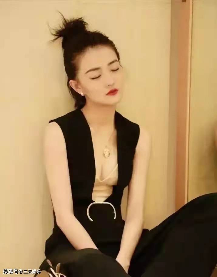 黑色 徐璐穿低领装太A了，用肉色打底衫做内衬，性感指数翻倍了