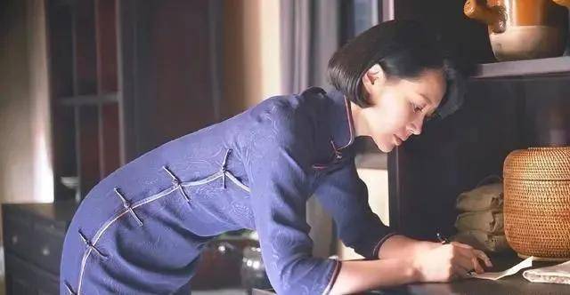 许晴的身材太性感,艳红旗袍都快撑破了,腰还是那么细让人惊艳!