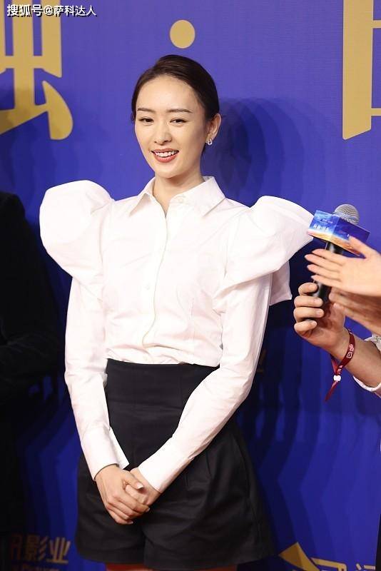 整体 童谣气场真强大，基础款白衬衫搭配黑裤子，真像“霸道女总裁”
