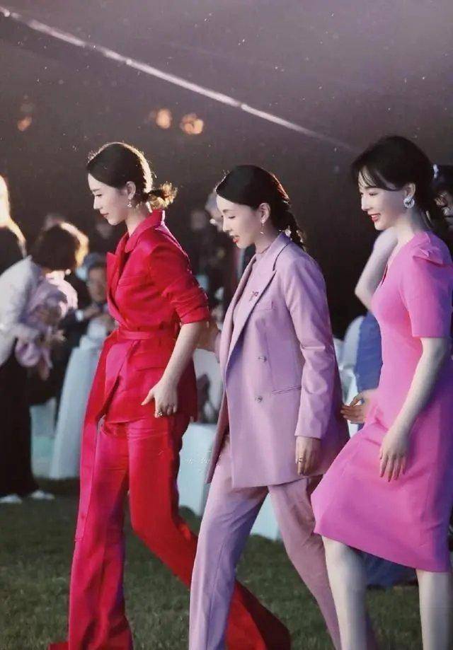 服装 陶虹和海清都是高级的女人，穿上西装之后，看着更有女人味了