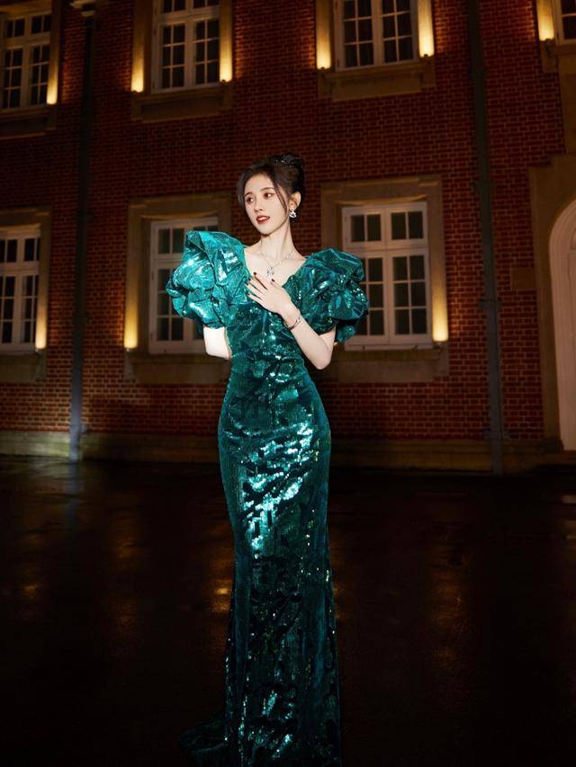 赵丽颖 微博之夜女星造型:赵丽颖穿奢牌,金晨红裙艳压,鞠婧祎腰细瞩目!