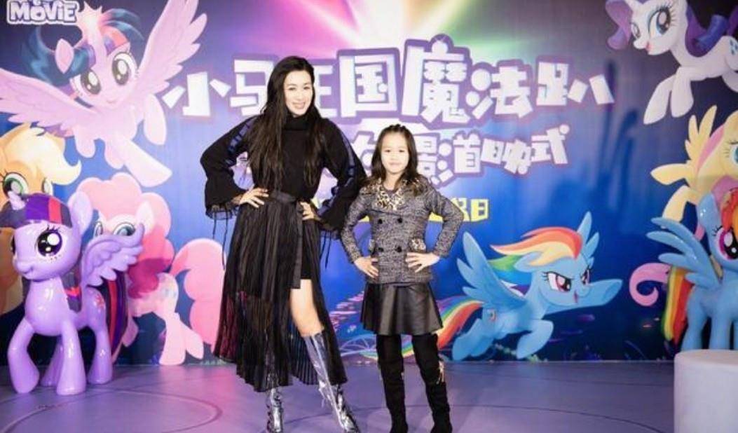 黑色 年过半百的钟丽缇女人味十足,穿露肩上衣配喇叭裤,风韵不减当年