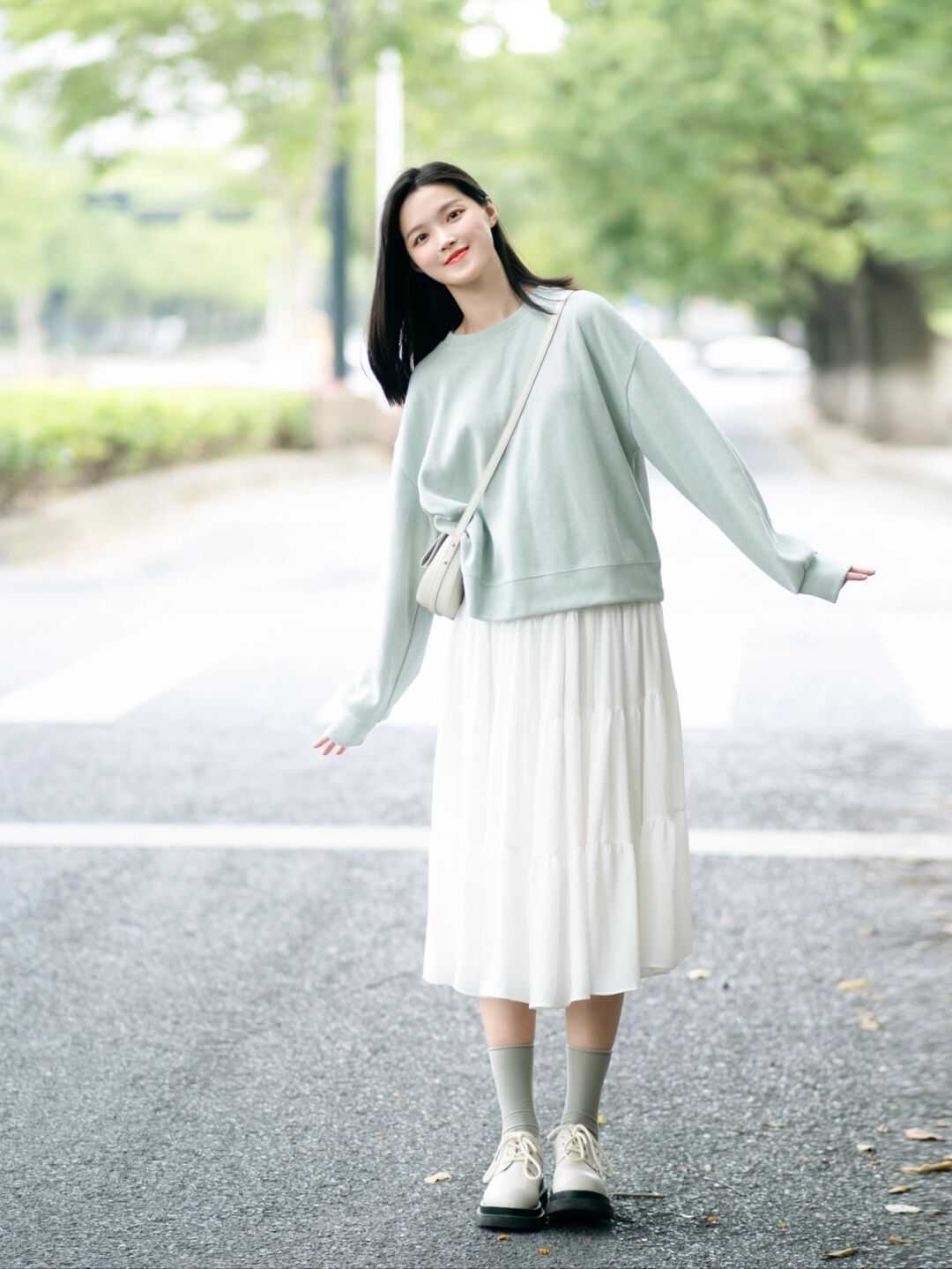 卫衣 卫衣可别只会穿黑白灰了！试试这六种颜色，一套比一套还洋气