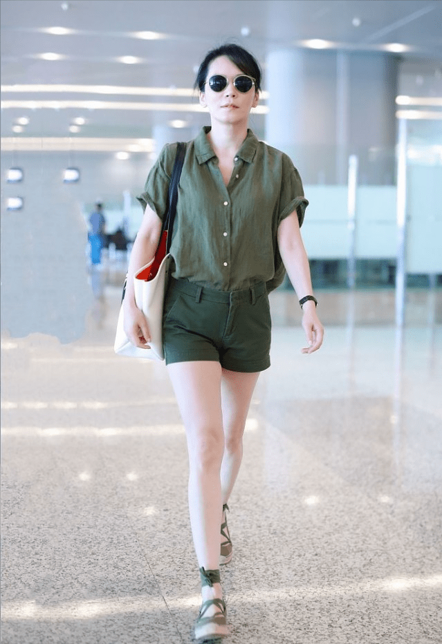 整体 俞飞鸿真不服老，衬衫穿得都和同龄人不一样，啥有个性她穿啥