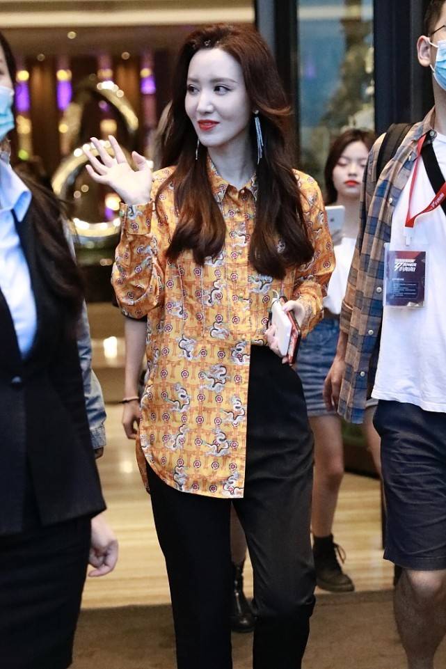 私下里 张萌私下里也挺精致的,脸抹得也太白了,无滤镜生图也没瑕疵