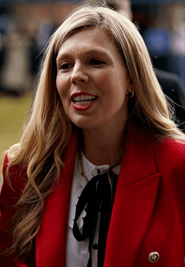 凯莉 英国第一夫人穿大红裙亮相！挺二胎孕肚胖成球，和鲍里斯甜蜜热吻