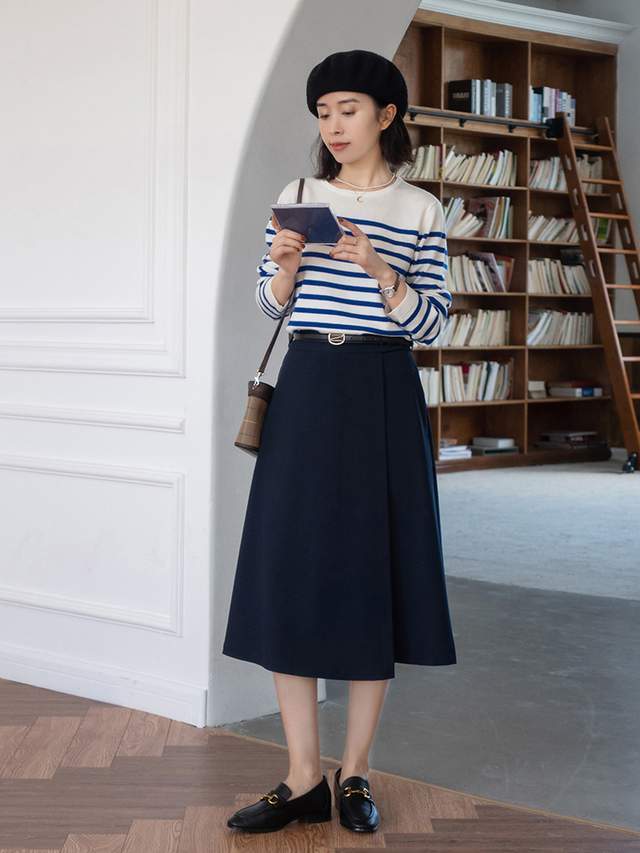 黑色 普通人也适合穿的风格，棕色衬衫+黑色牛仔裤，保暖又时尚