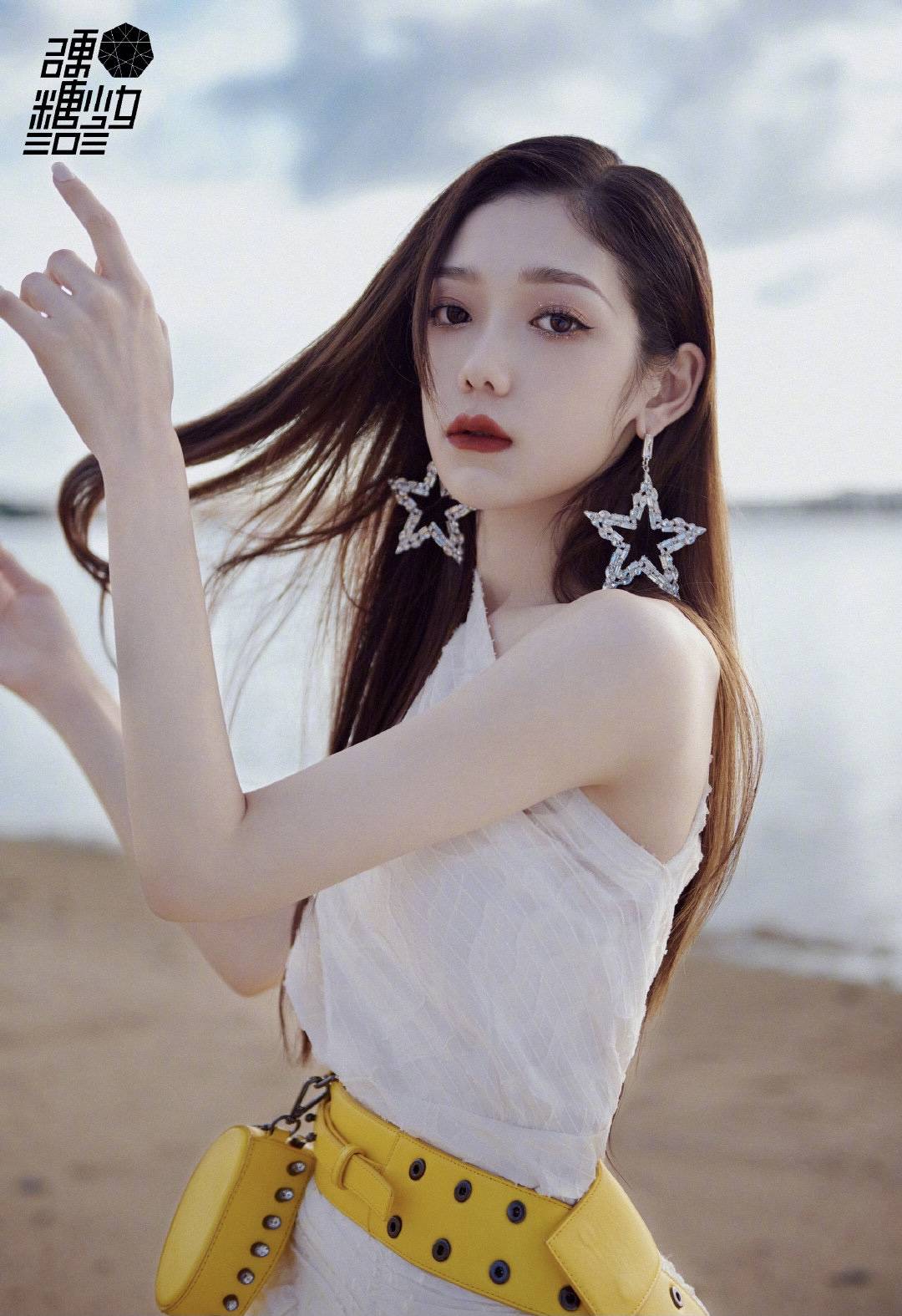 镜面 希林娜依·高海滩镜面大片，漂亮妹妹气质真的太好了！