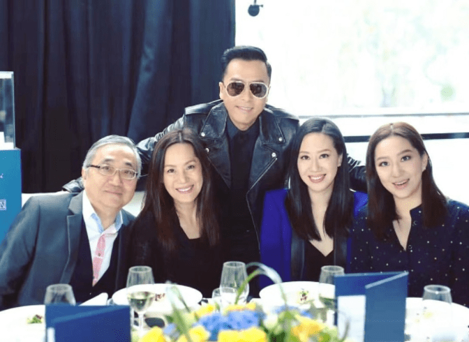 黑色 汪诗诗妈妈庆生照,穿黑色打底碎花裙优雅贵气,能给女婿当妹妹了