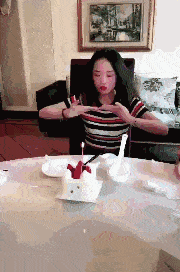 開心一刻: 老婆來電, 女同事在旁邊說: 我現在又沒水, 你還買…… 搞笑整蠱 第4张