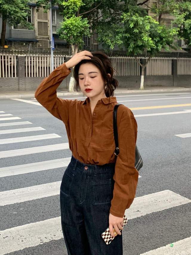 黑色 普通人也适合穿的风格，棕色衬衫+黑色牛仔裤，保暖又时尚