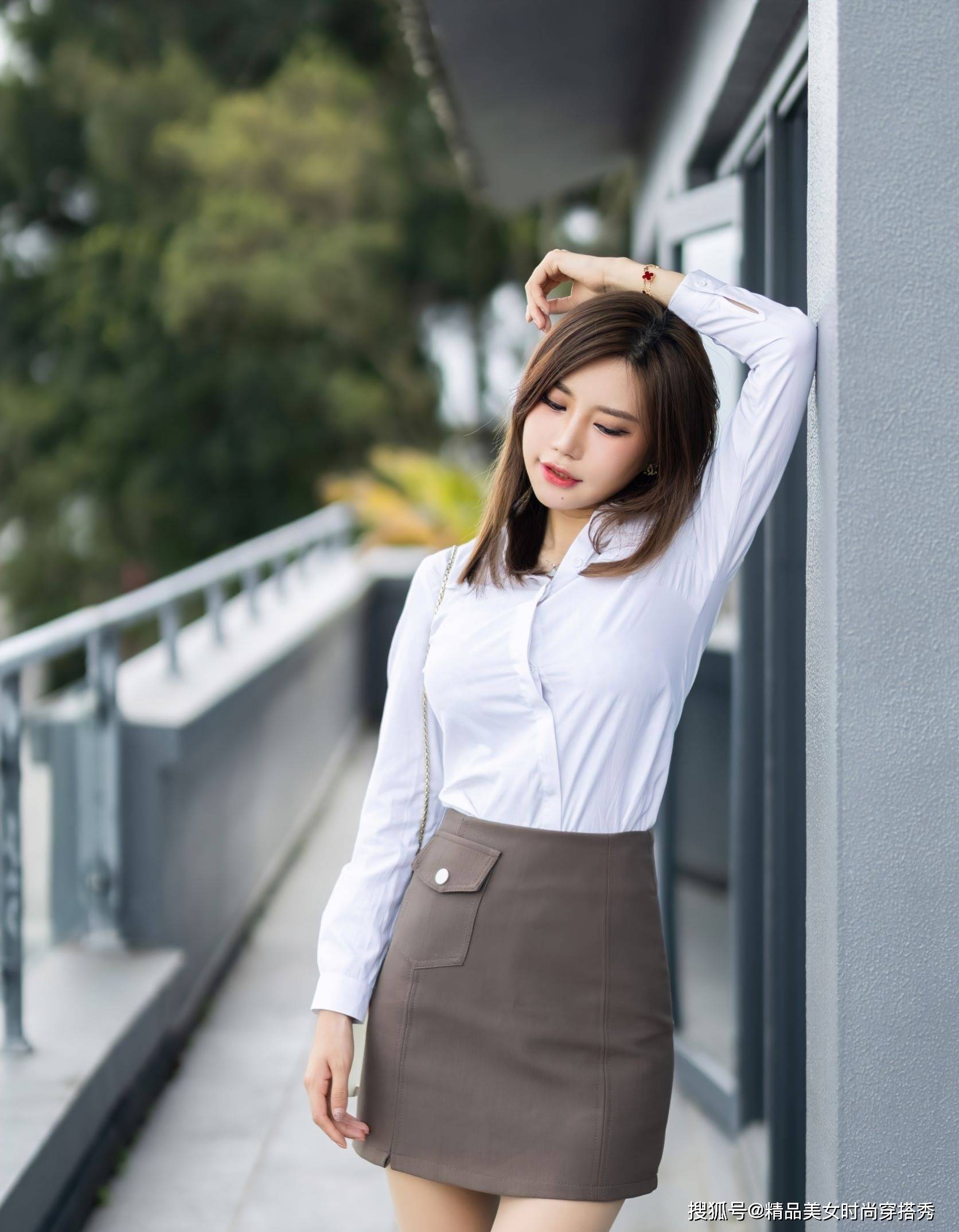 英姿飒爽 简约的白色衬衫，搭配卡其色半身裙，知性优雅，时尚迷人
