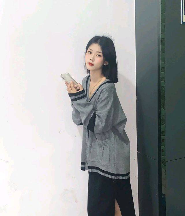 下装 简单的针织开衫胜过多数外套，可以搭配裙装，优雅知性又温柔