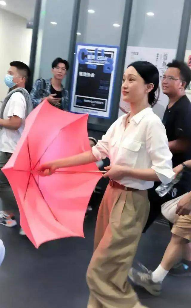 品牌 周迅可以说是第一代的街拍女王，早期是Chanel的品牌的形象大使，如今衣品出众