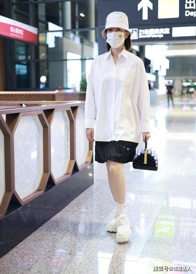 整体 佘诗曼的时髦搭配，把白衬衫穿出潮流范，这衣品真的很好