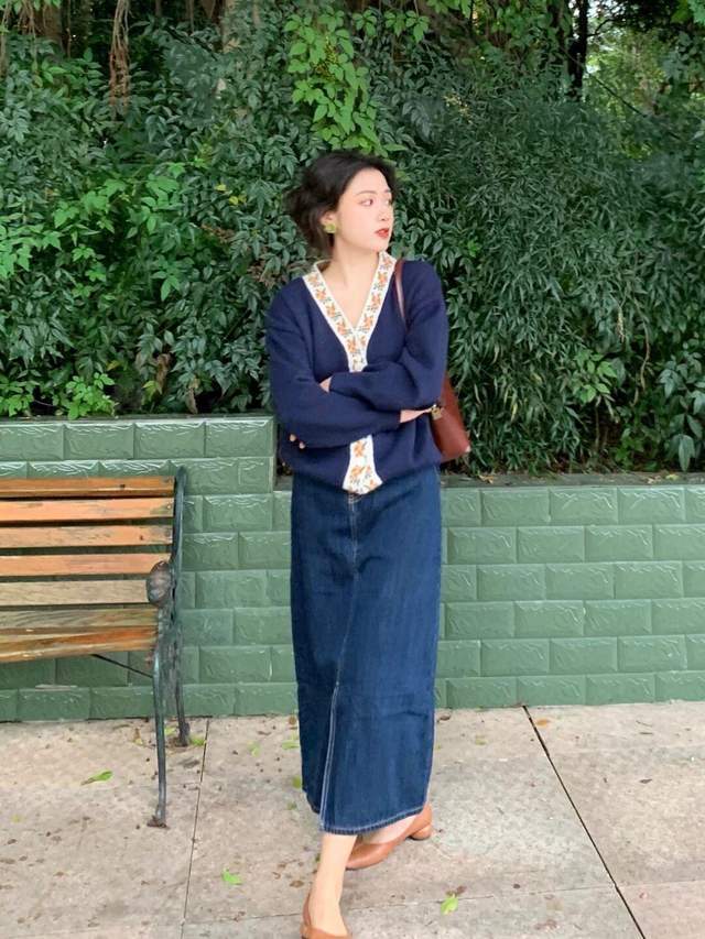 黑色 普通人也适合穿的风格，棕色衬衫+黑色牛仔裤，保暖又时尚