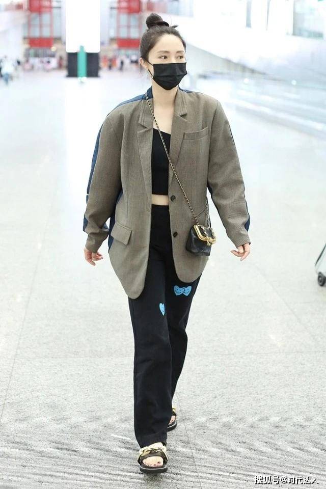 个性 董璇带5岁女儿亮相机场，西装+凉鞋个性潮流，小酒窝俏皮可爱