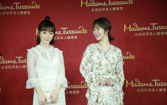 真嫩 杨紫的脸比雕塑灵动多了,穿碎花裙感觉真嫩,笑起来太阳光了