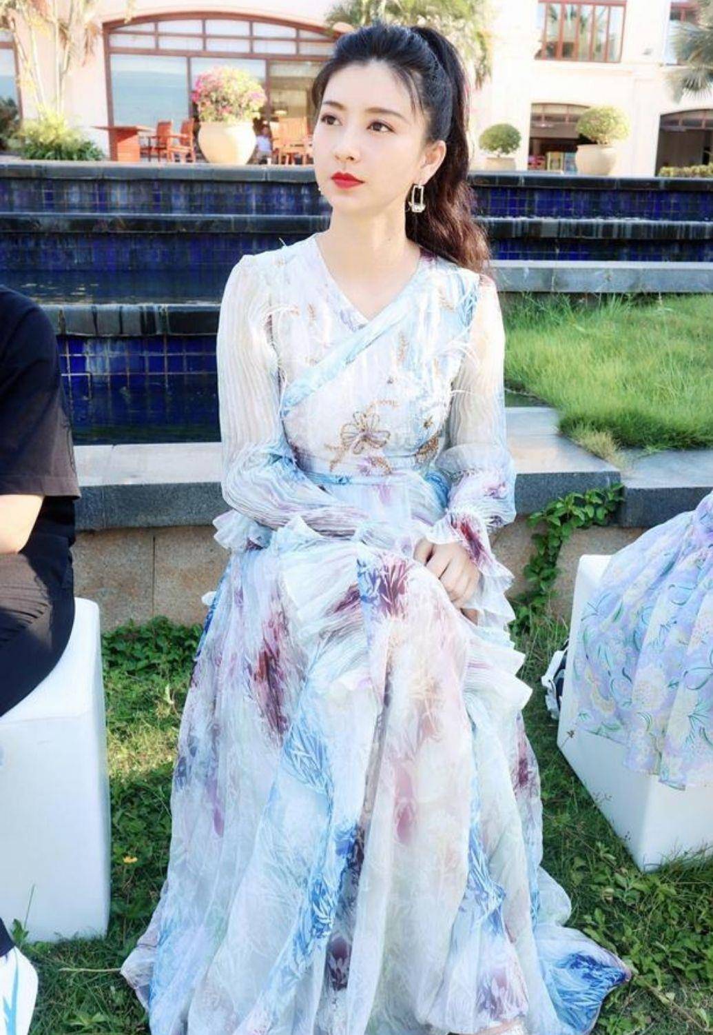 保养 生完孩子的斓曦保养得真好，穿印花连衣裙，像个豪门华贵夫人