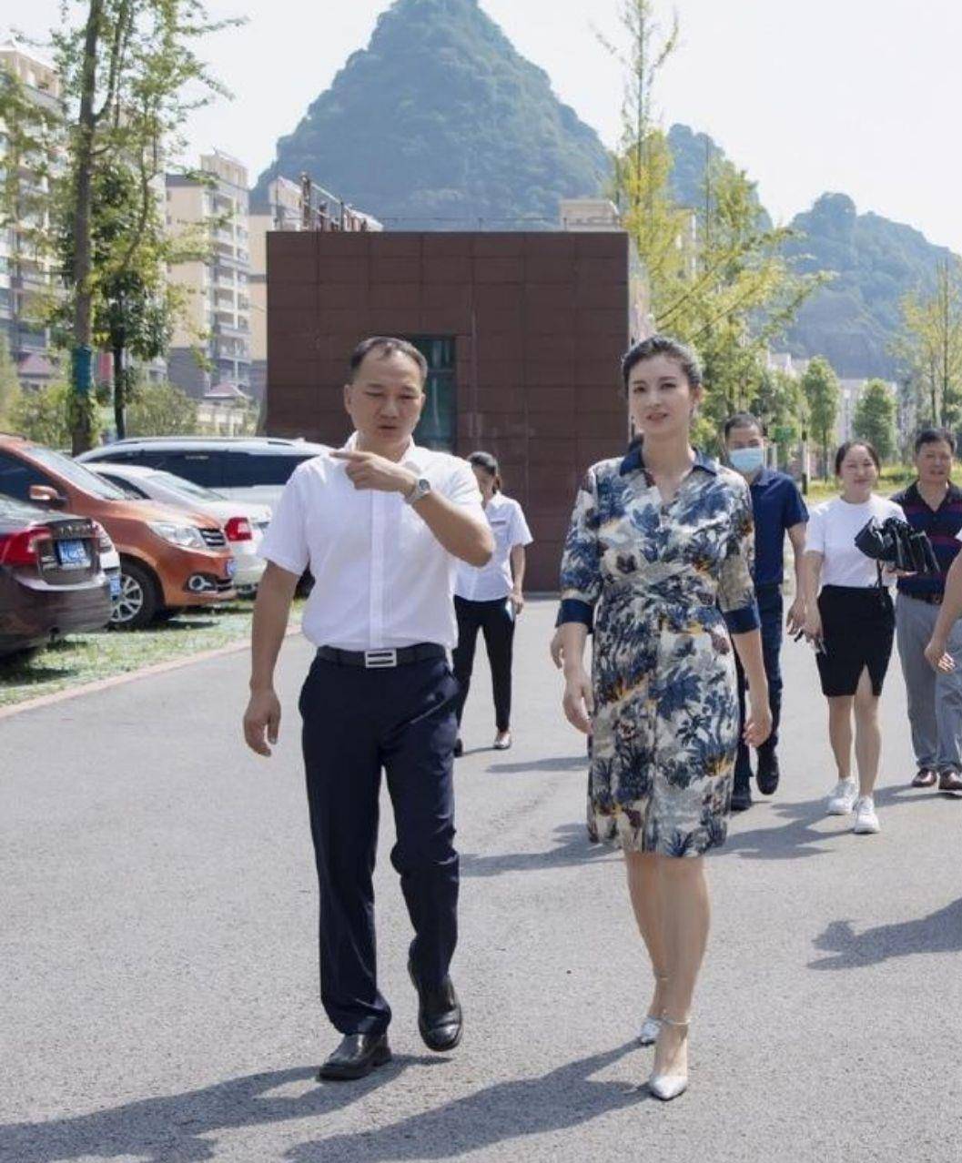 保养 生完孩子的斓曦保养得真好，穿印花连衣裙，像个豪门华贵夫人