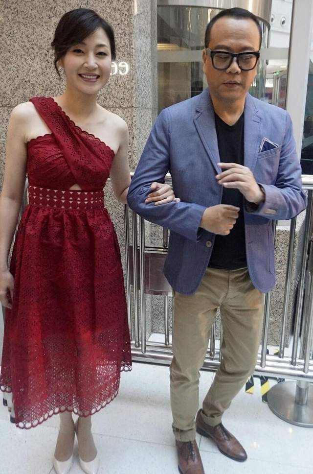 线条美 被“亚姐”万绮雯惊艳到，一袭红裙尽显高贵典雅，看不出岁月痕迹