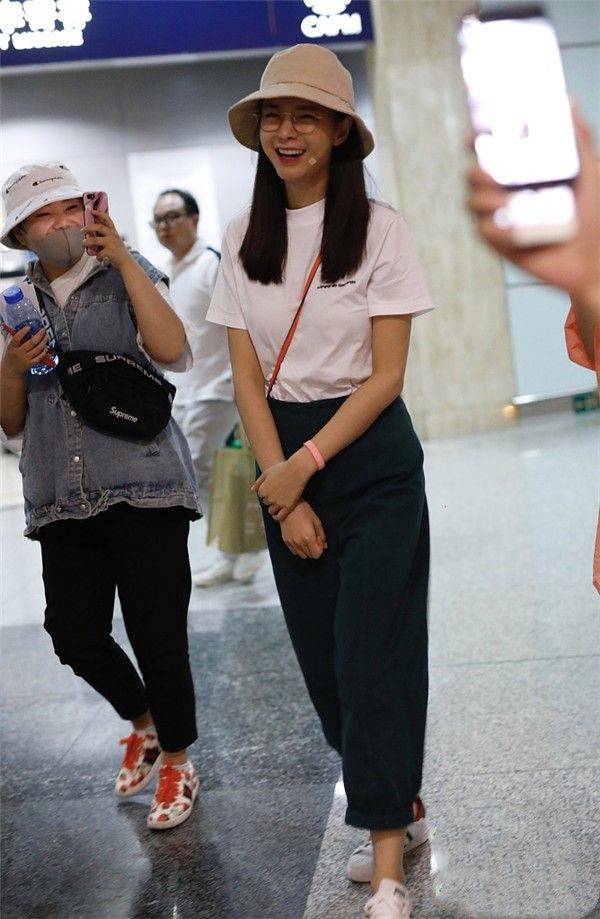 感觉 网友旅游偶遇沈梦辰,不打光不修图,皮肤黑化了妆还没素人漂亮!