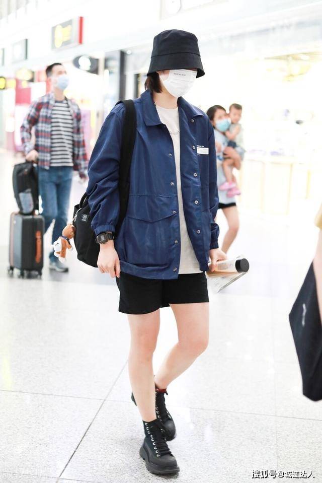 显得 穿宫廷风撞色长裙气场强大，冷艳高贵不输姐姐