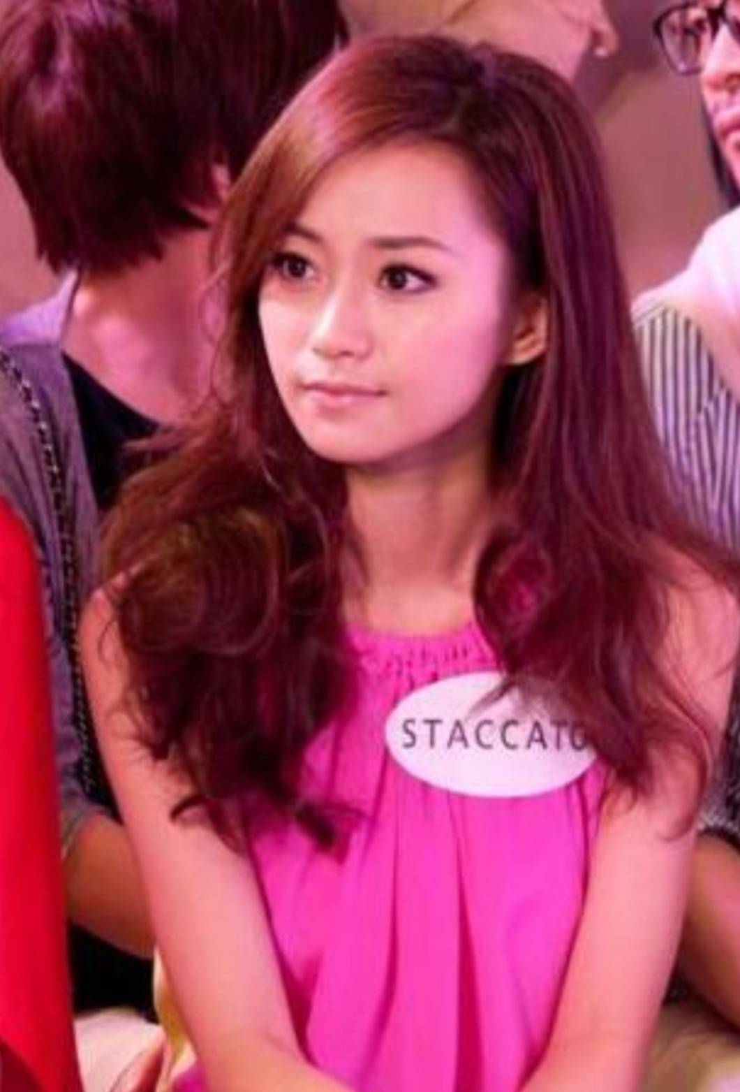 杨爱瑾事实上伍智恒也确实有这样的资本,外形青春靓丽又自信的她入行