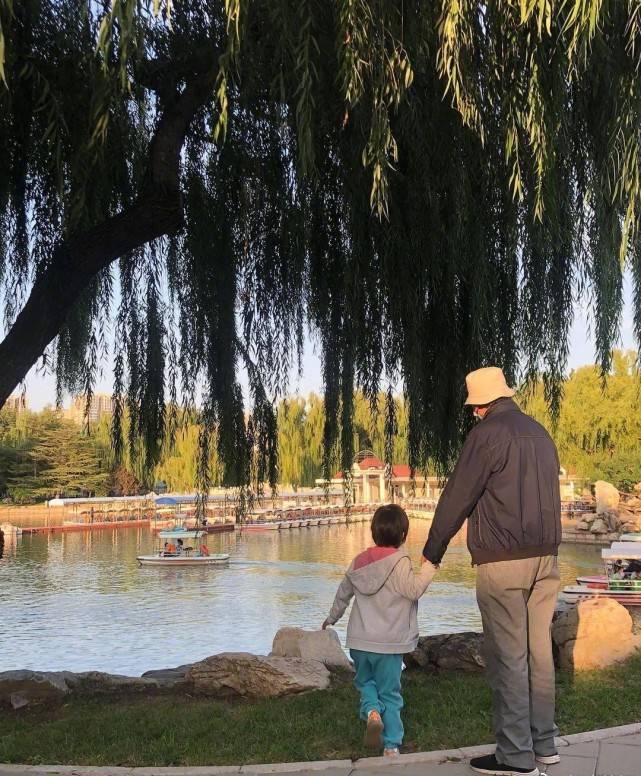 白下 汤唯婚后生活再曝光!5岁女儿回国后大变样,剪短发穿运动装太帅