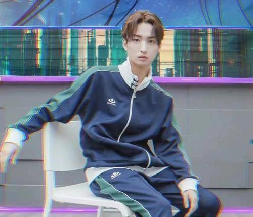 戴几 陈小春一件衣服穿5年,戴的手表2000块,大湾区的哥哥好持家