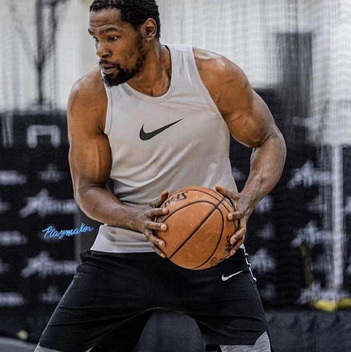 尺寸与众不同的球星 魔术师2米06打控卫 1米98海耶斯担中锋 身高