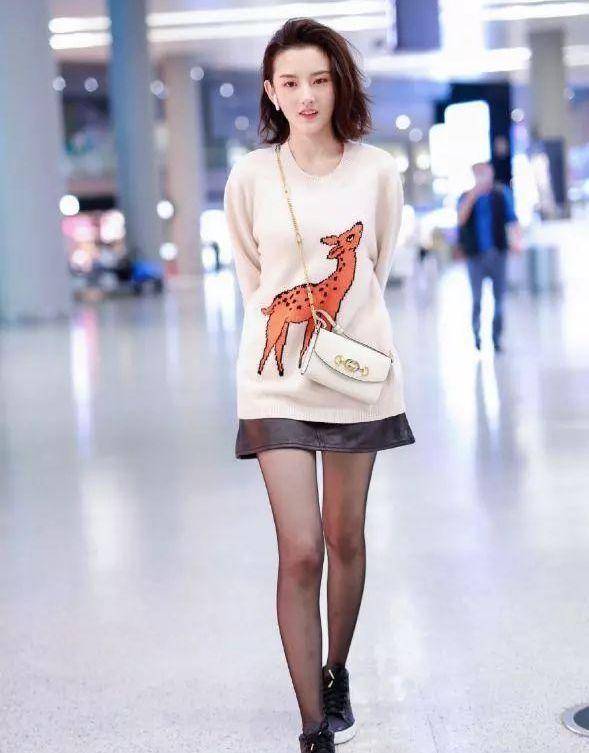 孙怡 真看不懂宋祖儿的时尚,直接穿条黑丝就来走机场,看着不尴尬吗?