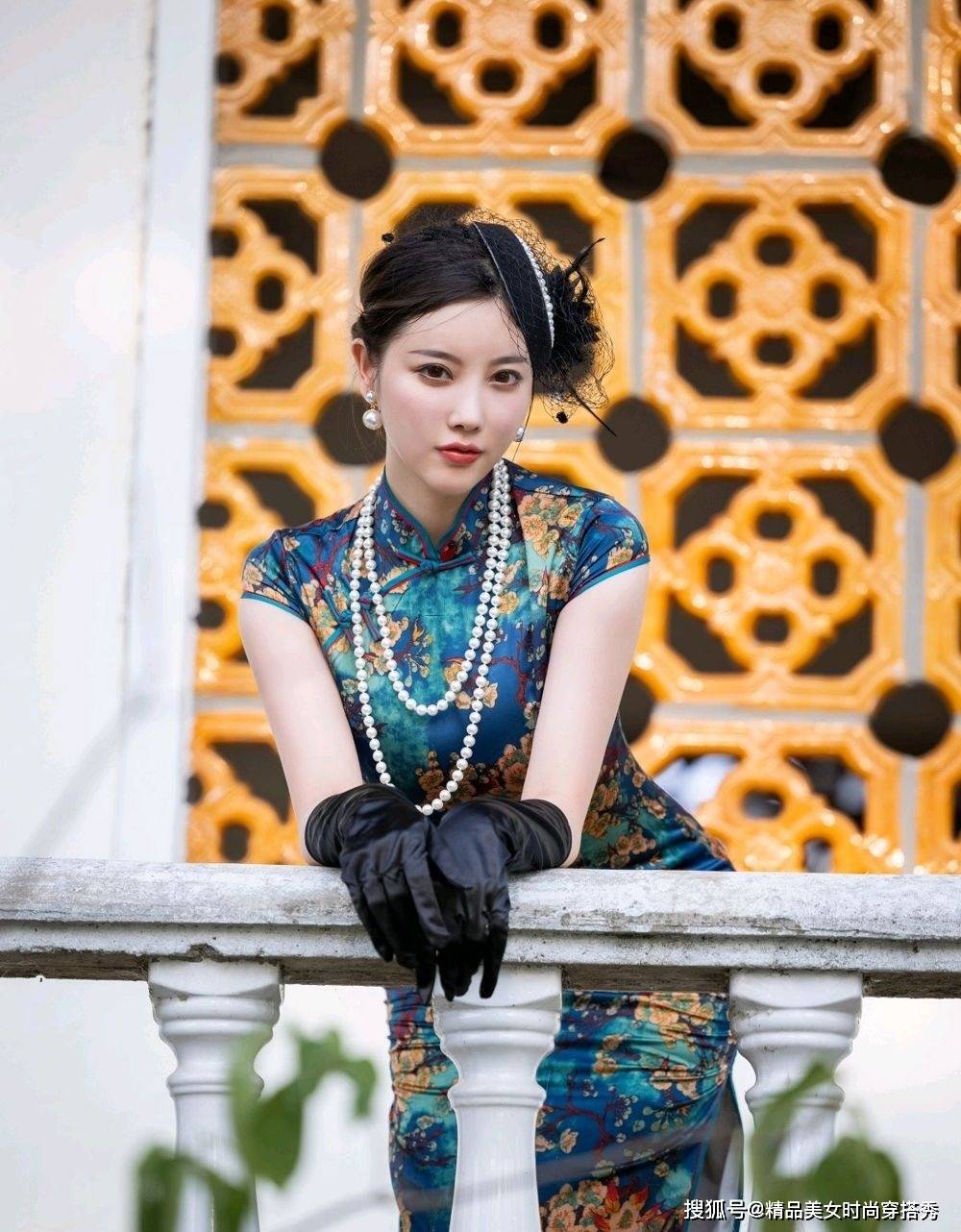 设计 复古的旗袍展现出女性的成熟美,搭配时尚的高跟鞋,尽显优雅范