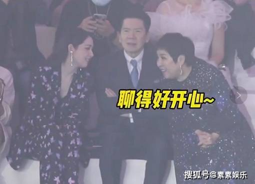 郭碧婷 向太带郭碧婷看时尚秀，让出C位给儿媳妇，众多明星一起捧场