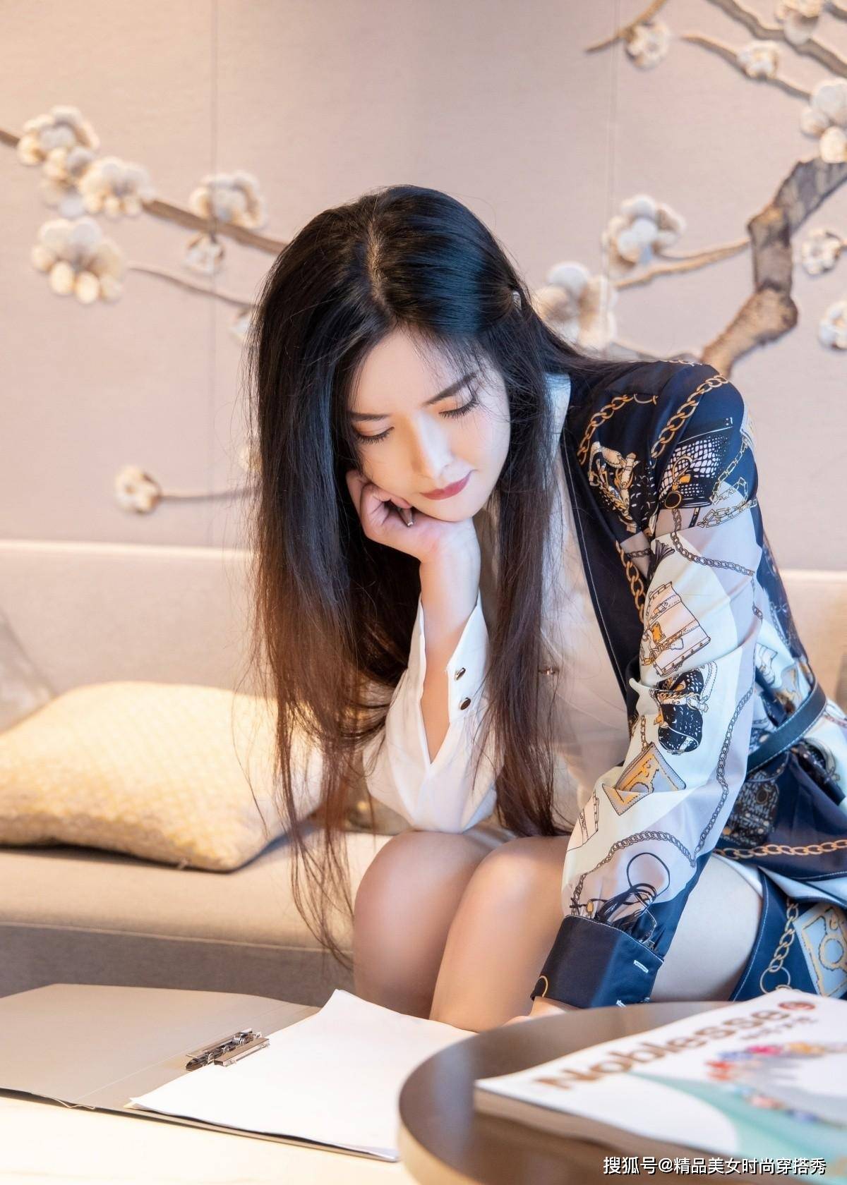 高跟鞋 白色衬衫的拼接裙干练又优雅，简约感十足