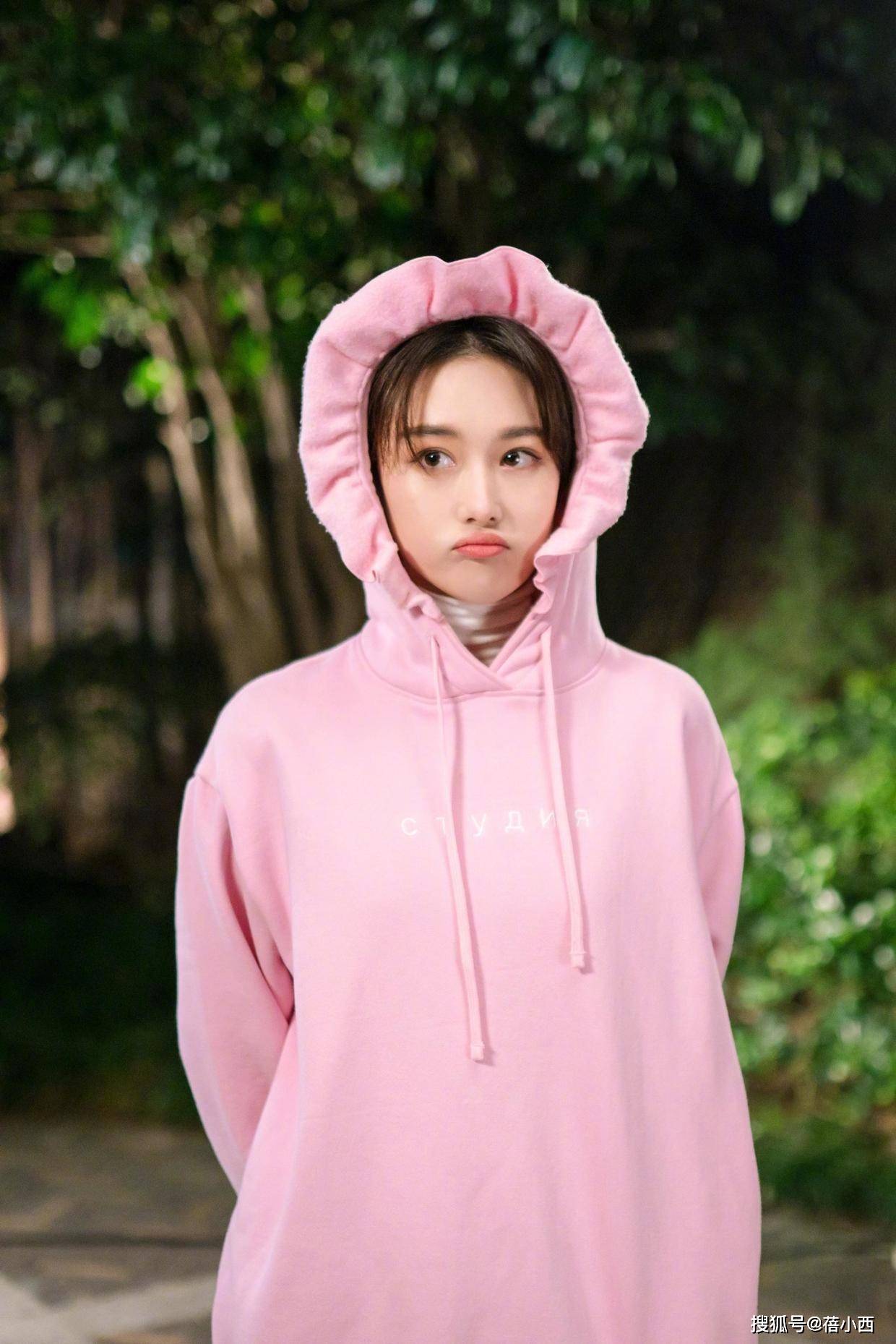 美眉 张馨予身材绝了!穿卡其色衬衫大玩“下衣失踪”,搭配长靴真时髦