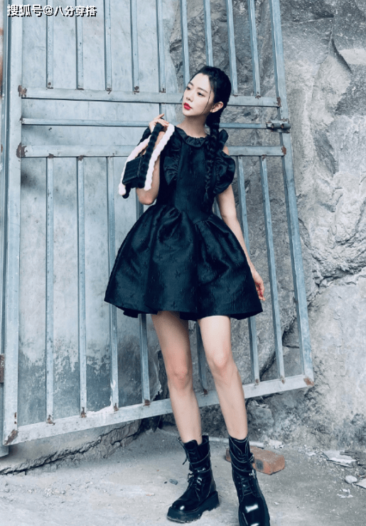 一身 克拉拉解锁牛仔装新穿法，酷飒又不失优雅，果然是“性感天花板”